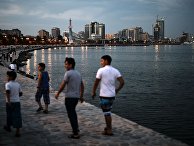 Люди на набережной в Баку Люди на набережной в Баку