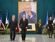 Президент РФ Владимир Путин возложил венок к фотографии Ислама Каримова в самаркандской резиденции президента Узбекистана. 6 сентября 2016 Президент РФ Владимир Путин возложил венок к фотографии Ислама Каримова в самаркандской резиденции президента Узбекистана. 6 сентября 2016