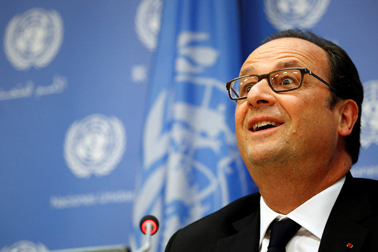 Президент Франции Франсуа Олланд выступает на пресс-конференции