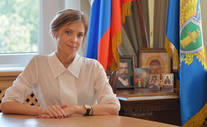 Прокурор Республики Крым Наталья Поклонская в рабочем кабинете в Крыму