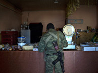 Боец ополчения ЛНР в продуктовом магазине в поселке Новосветловка Боец ополчения ЛНР в продуктовом магазине в поселке Новосветловка