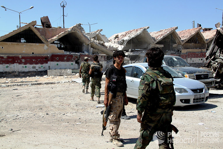 Бойцы сирийской армии на территории освобожденного района Рамусе на юге Алеппо