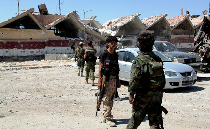 Бойцы сирийской армии на территории освобожденного района Рамусе на юге Алеппо