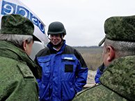 Замглава миссии ОБСЕ на Украине А. Хуг посетил район обстрелов на Ясиноватской развилке Замглава миссии ОБСЕ на Украине А. Хуг посетил район обстрелов на Ясиноватской развилке