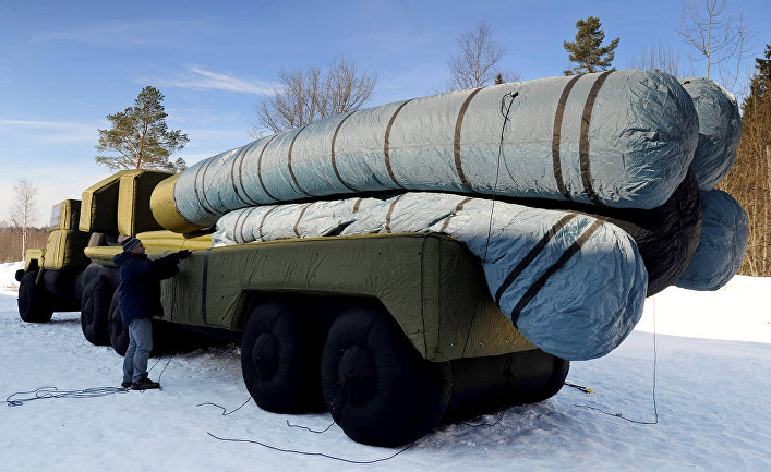 Сотрудник компании «Русбал» накачивает надувной макет ЗРК С-300