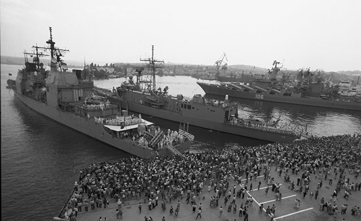 Американские корабли «Томас С. Гейтс» и «Кауфман»