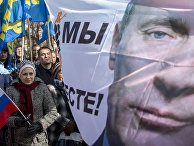 Плакат с изображением президента РФ Владимира Путина во время митинга в Симферополе Плакат с изображением президента РФ Владимира Путина во время митинга в Симферополе