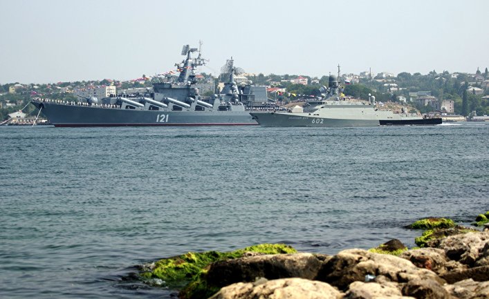 Гвардейский ракетный крейсер «Москва» и малый ракетный корабль «Зеленый Дол»