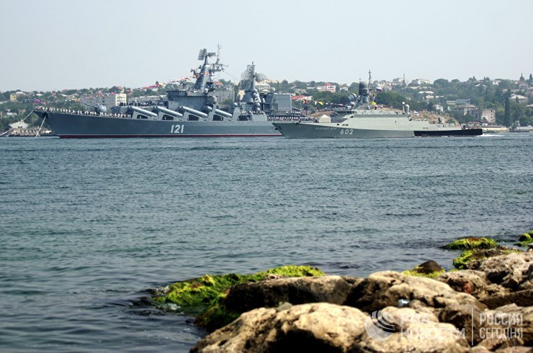 Гвардейский ракетный крейсер «Москва» и малый ракетный корабль «Зеленый Дол»