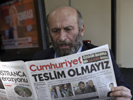 Шеф бюро Cumhuriyet Эрдем Гюль в Анкаре с последним выпуском газеты, заголовок гласит «Мы не сдадимся» Шеф бюро Cumhuriyet Эрдем Гюль в Анкаре с последним выпуском газеты, заголовок гласит «Мы не сдадимся»
