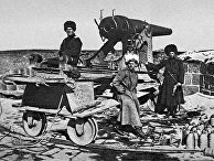 Русские солдаты на привале около боевого орудия Русские солдаты на привале около боевого орудия