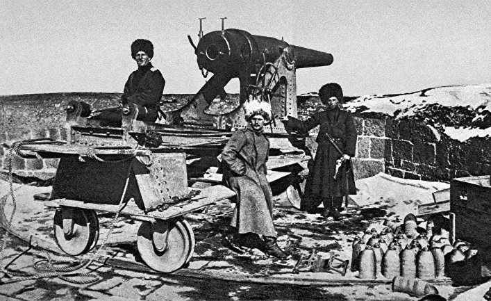 Русские солдаты на привале около боевого орудия