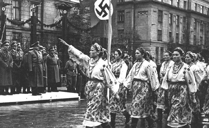 Парад украинских националистов в Станиславе (ныне Ивано-Франковск) в честь визита генерал-губернатора Польши рейхсляйтера Ганса Франка, октябрь 1941 г.