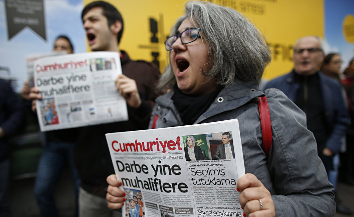 Читатели Cumhuriyet у офиса газеты в Стамбуле после ареста журналистов издания