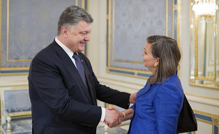 Президент Украины Петр Порошенко и помощник госсекретаря США Виктория Нуланд во время встречи в Киеве. 2015 год