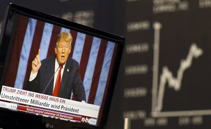 Дональд Трамп на экране телевизора на бирже в Германии