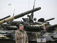 Президент Украины Петр Порошенко во время церемонии передачи военной техники для вооруженных сил Украины Президент Украины Петр Порошенко во время церемонии передачи военной техники для вооруженных сил Украины