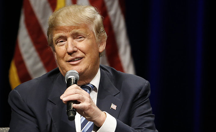Кандидат на пост президента США Дональд Трамп выступает во время предвыборной кампании в Бофорте, 16 февраля 2016