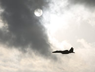 Самолет F15 ВВС США взлетает с авиабазы «Кадена» на острове Окинава Самолет F15 ВВС США взлетает с авиабазы «Кадена» на острове Окинава