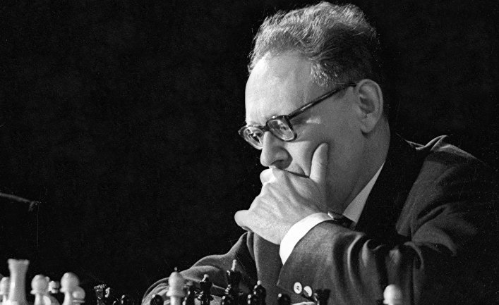 Чемпион мира по шахматам Михаил Ботвинник во время игры