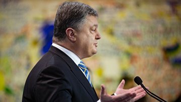 Президент Украины Петр Порошенко во время мероприятия по случаю Дня достоинства и свободы