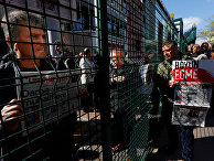 Акция протеста сторонников Cumhuriyet у офиса газеты в Стамбуле Акция протеста сторонников Cumhuriyet у офиса газеты в Стамбуле