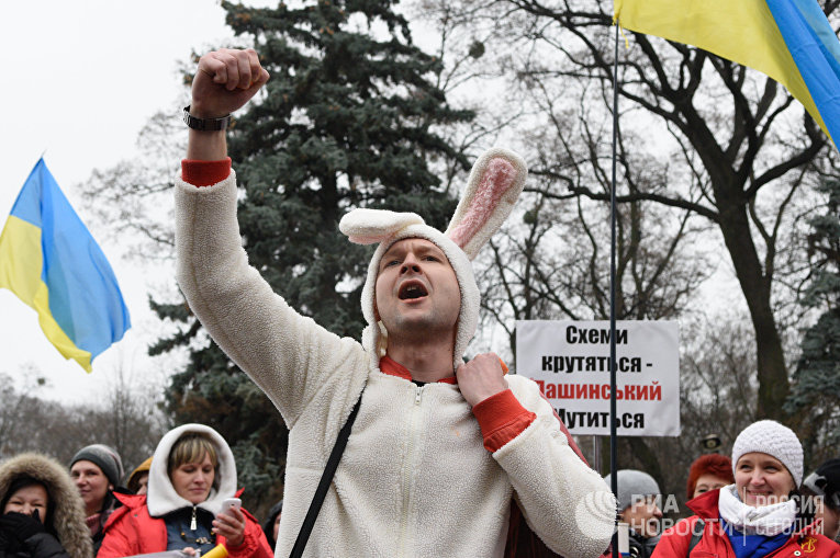 Участник акции протеста с требованием отставки правительства Украины перед зданием Верховной Рады в Киеве