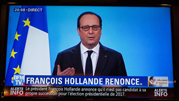 Президент Франции Франсуа Олланд выступает в прямом эфире французского телеканала BFMTV с заявлением, что не будет баллотироваться на второй срок на пост президента Франции