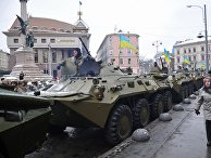 Горожане у колонны бронетехники перед началом "Марша защитников Украины", по случаю празднования 25-й годовщины Вооруженных сил Украины, во Львове Горожане у колонны бронетехники перед началом "Марша защитников Украины", по случаю празднования 25-й годовщины Вооруженных сил Украины, во Львове