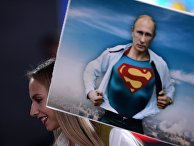 Журналист с плакатом перед началом двенадцатой большой ежегодной пресс-конференции Владимира Путина Журналист с плакатом перед началом двенадцатой большой ежегодной пресс-конференции Владимира Путина