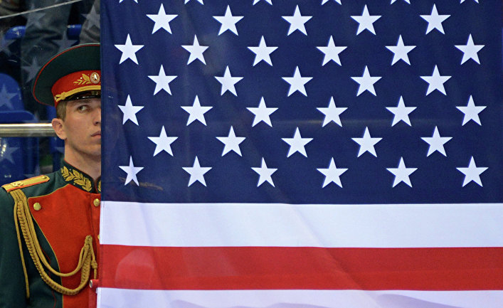Российский военный в почетном карауле у флага США Российский военный в почетном карауле у флага США