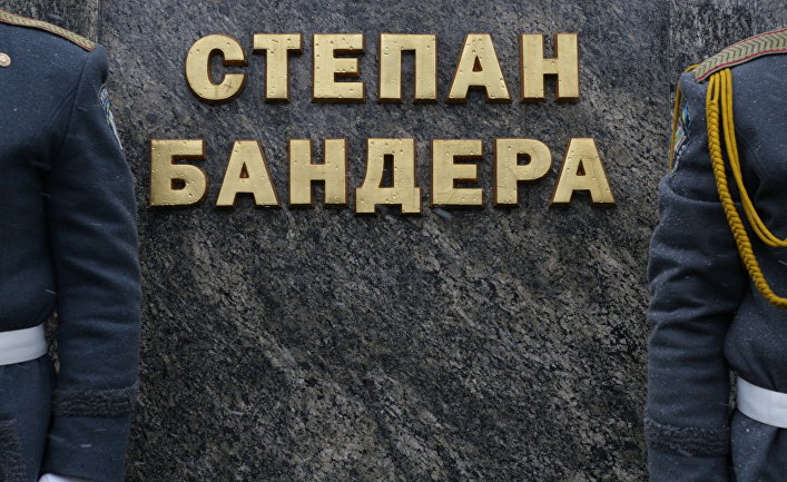 Церемония возложения цветов от областной и городской власти к памятнику Степану Бандере