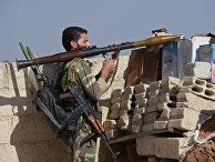 Боец местных сил самообороны с гранатометом РПГ-7 в пригороде Дамаска Боец местных сил самообороны с гранатометом РПГ-7 в пригороде Дамаска