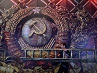 Рабочий с лестницей на фоне изображения герба СССР Рабочий с лестницей на фоне изображения герба СССР