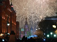 Праздничный салют во время празднования Нового года в Москве Праздничный салют во время празднования Нового года в Москве