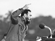 Фидель Кастро выступает на митинге. Архив