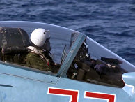 Пилот в корабельном истребителе Су-33 ВКС РФ перед взлетом с палубы тяжёлого авианесущего крейсера «Адмирал Кузнецов» Пилот в корабельном истребителе Су-33 ВКС РФ перед взлетом с палубы тяжёлого авианесущего крейсера «Адмирал Кузнецов»