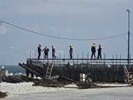 Рабочие на строительстве моста через Керченский пролив в Крыму Рабочие на строительстве моста через Керченский пролив в Крыму