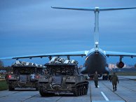 Погрузка боевых машин десанта БМД-2 в Ил-76 на аэродроме Дягилево Погрузка боевых машин десанта БМД-2 в Ил-76 на аэродроме Дягилево