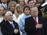 Президент США Дональд Трамп и вице-президент Майк Пенс слушают национальный гимн США во время церемонии инаугурации в Капитолии США в Вашингтоне. 20 января 2017 Президент США Дональд Трамп и вице-президент Майк Пенс слушают национальный гимн США во время церемонии инаугурации в Капитолии США в Вашингтоне. 20 января 2017