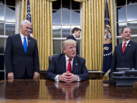 Президент США Дональд Трамп в Овальном кабинете Белого дома в Вашингтоне, США. 20 января 2017 Президент США Дональд Трамп в Овальном кабинете Белого дома в Вашингтоне, США. 20 января 2017