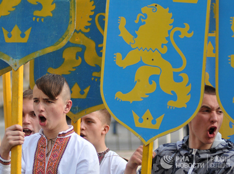 Участники марша в честь годовщины создания дивизии СС «Галичина» во Львове