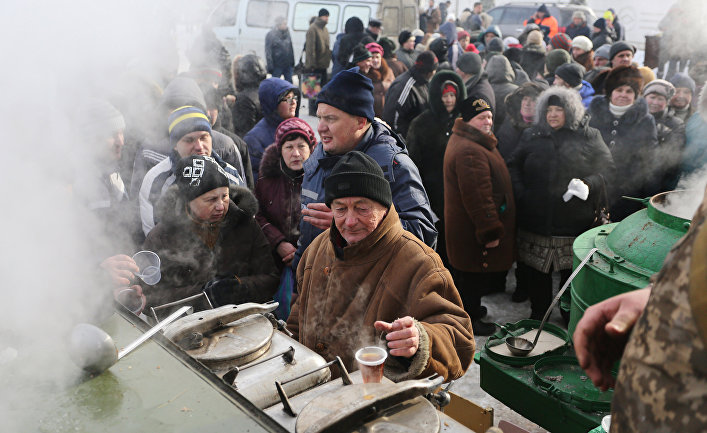 Спасатели раздают пищу для местных жителей в Авдеевке