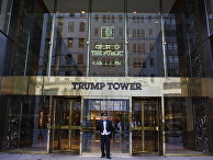 Главный вход в здание Trump Tower Главный вход в здание Trump Tower