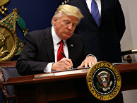Президент США Дональд Трамп подписывает исполнительный указ «Защита страны от иностранных террористов, пытающихся въехать в США» Президент США Дональд Трамп подписывает исполнительный указ «Защита страны от иностранных террористов, пытающихся въехать в США»