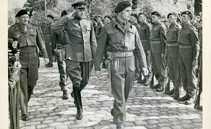 Маршал Рокоссовский принимает парад канадских парашютистов в Висмаре 7 мая 1945 г.