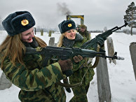 Российские женщины-военнослужащие во время конкурса «Краса в погонах» Российские женщины-военнослужащие во время конкурса «Краса в погонах»