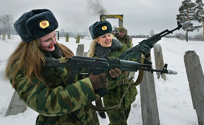 Российские женщины-военнослужащие во время конкурса «Краса в погонах» Российские женщины-военнослужащие во время конкурса «Краса в погонах»