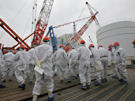 Сотрудники TEPCO ведут аварийные работы на АЭС "Фукусима-1". Архивное фото Сотрудники TEPCO ведут аварийные работы на АЭС "Фукусима-1". Архивное фото