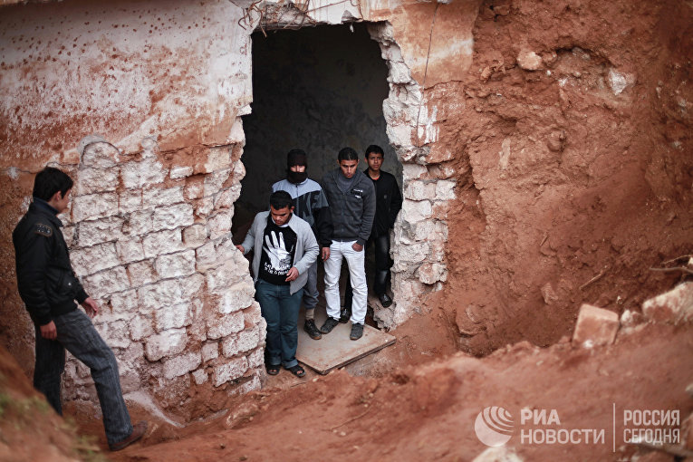 Местные жители в подземном бункере военной базы в Ливии Местные жители в подземном бункере военной базы в Ливии